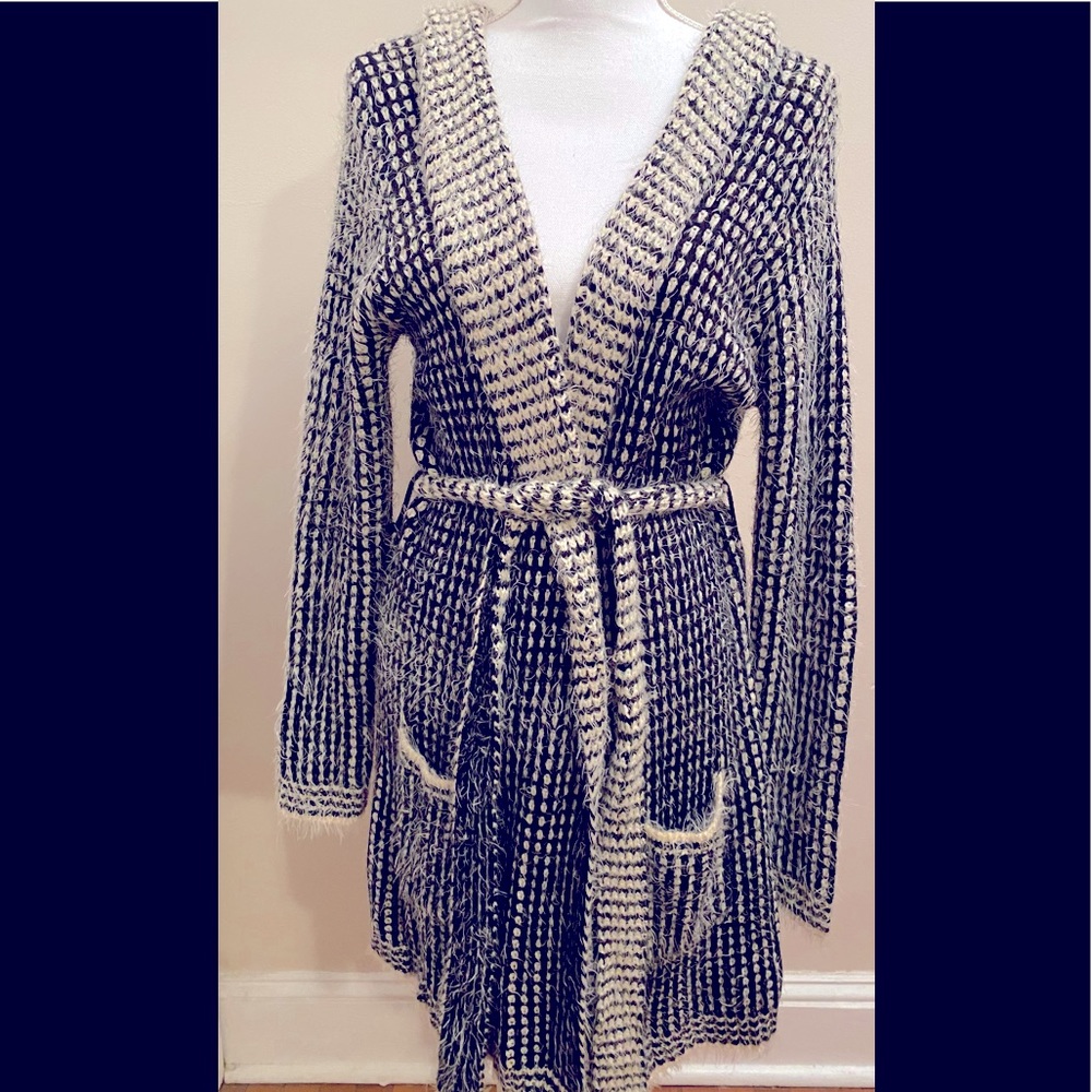 💕Auth💕Cyrus black and white fuzzy sweater
Size L